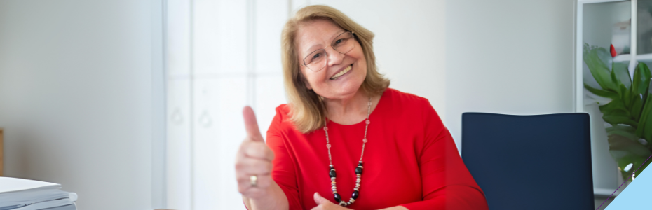 Selbstbestimmt vorsorgen - ältere Frau zeigt Daumen hoch.
