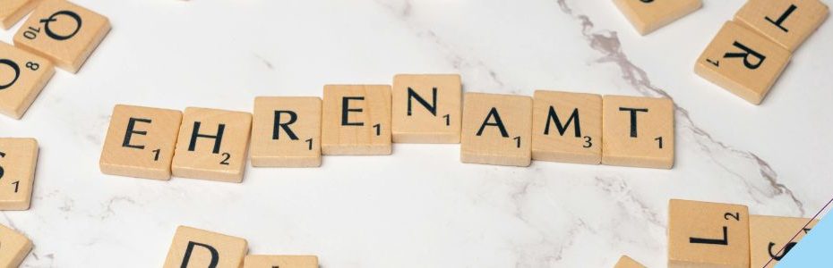 Scrabble-Buchstaber zeigen das Wort "Ehrenamt"