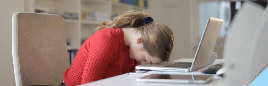 Eine Frau leidet unter Stress am Arbeitsplatz.